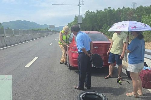 Báo động nhiều hành vi nguy hiểm trên cao tốc qua Quảng Ngãi, Gia Lai