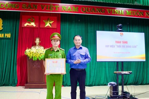 Trao huy hiệu 'Tuổi trẻ dũng cảm' cho Đại úy Nguyễn Hữu Đạo
