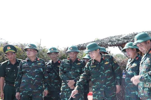 Thiếu tướng Phan Đại Nghĩa kiểm tra công trình chiến đấu trên xã đảo Nhơn Châu