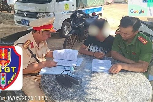 Nằm lên yên xe máy để 'biểu diễn', nam thanh niên bị tịch thu phương tiện
