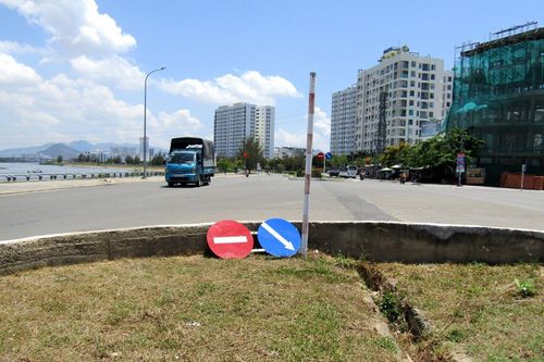 Cần lắp đặt lại biển báo giao thông
