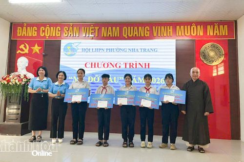 Hội Liên hiệp Phụ nữ phường Nha Trang trao phương tiện sinh kế cho phụ nữ và nhận đỡ đầu trẻ mồ côi