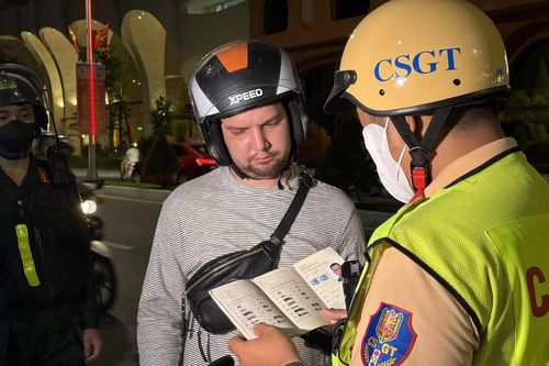 Phường Nha Trang yêu cầu quản lý chặt hoạt động cho du khách nước ngoài thuê xe máy