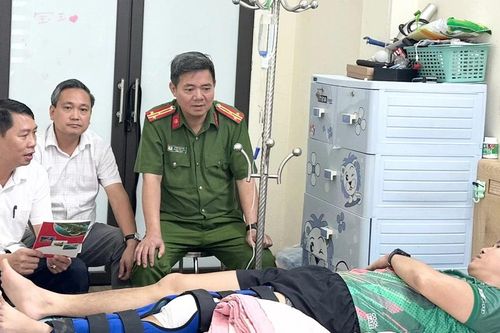 Lãnh đạo xã Yên Bình thăm hỏi, động viên chiến sĩ công an bị thương khi làm nhiệm vụ