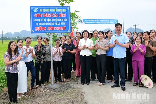 Gắn biển công trình 'Đường cây phụ nữ'