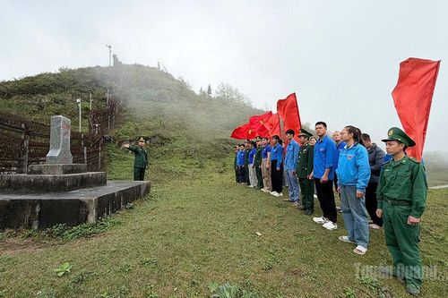 Tạc hình Tổ quốc nơi biên cương