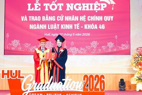 Trao bằng cho 821 tân cử nhân ngành Luật và Luật Kinh tế