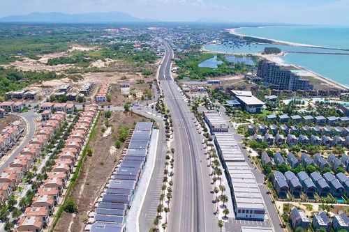 Diện mạo đường ven biển gần 77km với cầu cạn ôm triền núi và nhiều đoạn mở rộng 8 làn xe