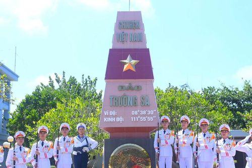 Ấn tượng màn múa súng của Đoàn Nghi lễ Quân đội tại Trường Sa