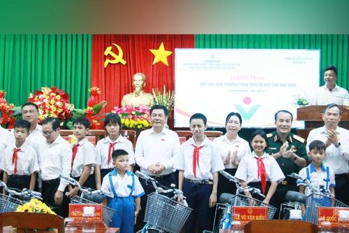 Phó Chủ tịch Quốc hội Nguyễn Hồng Diên trao tặng xe đạp học sinh phường Bình Định, tỉnh Gia Lai