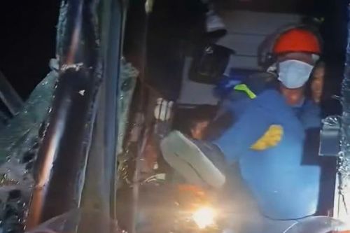 Cắt phá cabin, giải cứu tài xế xe khách mắc kẹt sau va chạm trên cao tốc