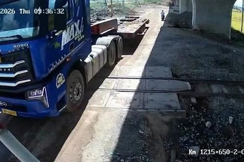 Đắk Lắk: Xe đầu kéo vượt qua đường sắt tông gãy cần chắn