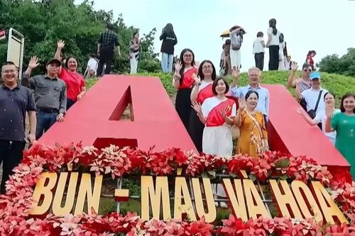 Những ngày tháng Năm trên mảnh đất Điện Biên lịch sử