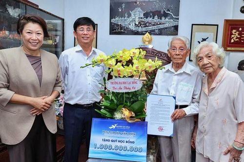 Thầy Hiệu trưởng 91 tuổi tặng sổ tiết kiệm 1 tỉ đồng học bổng cho sinh viên