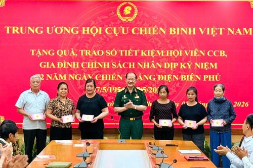 Thượng tướng Bế Xuân Trường, Chủ tịch Trung ương Hội Cựu chiến binh Việt Nam tặng quà các gia đình chính sách trên địa bàn phường Thục Phán