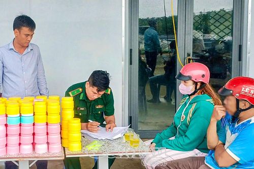 Đồn Biên phòng Tam Giang Tây thu giữ nhiều loại mỹ phẩm tự pha chế