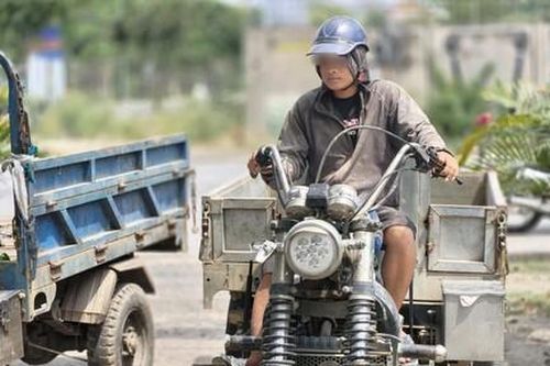 Tạm giữ nhiều xe ba bánh không đảm bảo an toàn giao thông tại khu vực chợ đầu mối Thủ Đức