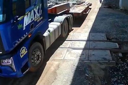 Clip ôtô đầu kéo cố vượt đèn cảnh báo tàu sắp đến, bị kẹt giữa gác chắn đường ray