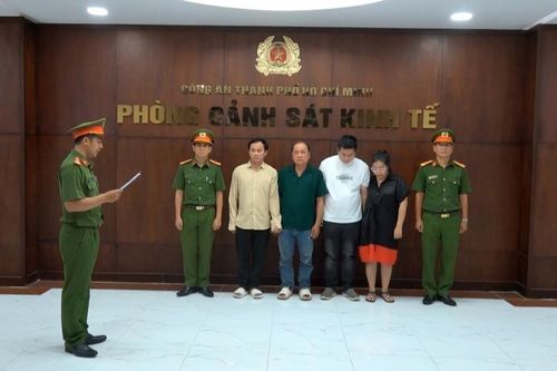 TP.HCM: Phát hiện đường dây pha hóa chất công nghiệp thành giấm ăn giả bán ra thị trường