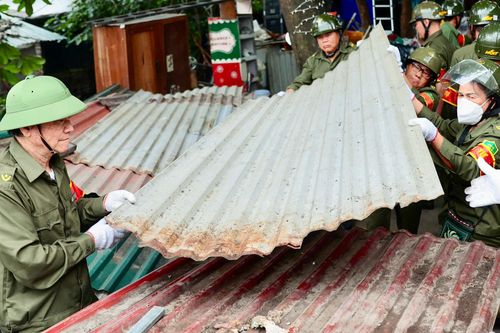 Bắt đầu tháo dỡ các hạng mục lấn chiếm quanh chợ cá tự phát lớn nhất Hà Nội