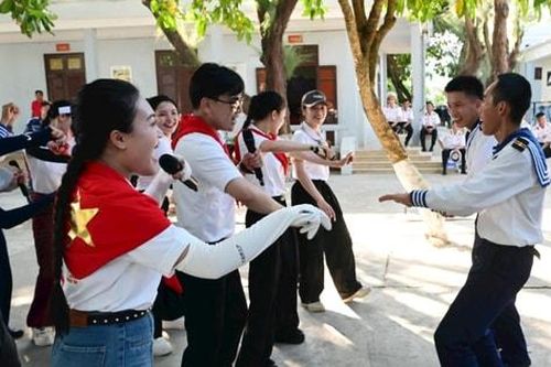 Tiếng hát giữa trùng khơi nối nhịp đất liền với Trường Sa
