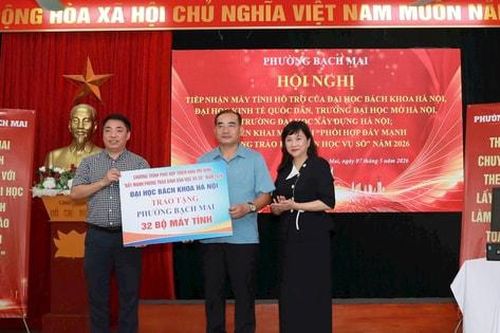 Phường Bạch Mai tiếp nhận máy tính hỗ trợ đẩy mạnh 'Bình dân học vụ số'