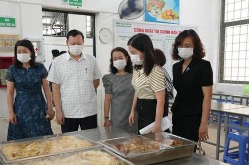 Giám sát công tác an toàn thực phẩm tại các trường học ở phường Phú Diễn