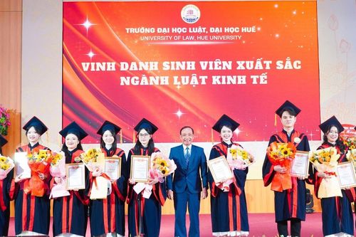 Những sinh viên ngành luật đầu tiên ở Huế được đào tạo song ngữ tốt nghiệp
