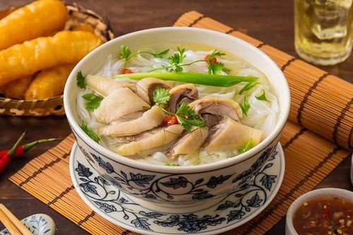 Một bát phở gà chứa bao nhiêu calo và 5 nhóm người cần thận trọng khi ăn