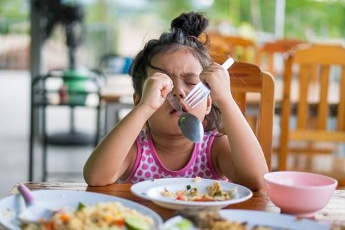Cân bằng dinh dưỡng khi trẻ sinh hoạt thất thường trong ngày hè