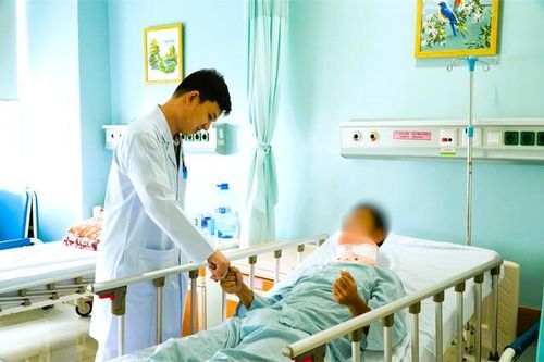 Nam thanh niên đột ngột liệt tứ chi do máu tụ