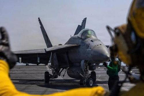 Tiêm kích F/A-18 Super Hornet Mỹ vô hiệu hóa tàu Iran vượt phong tỏa