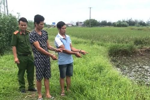 Hai gã đàn ông bắt trộm nghé mang ra đồng giết lấy thịt mang về cất vào tủ