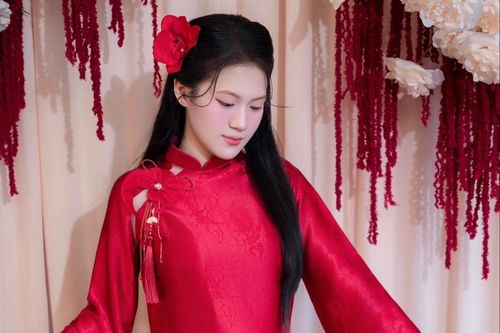 Cô dâu lặng lẽ đứng cạnh 2 chiếc ghế trống ở lễ cưới gây xúc động
