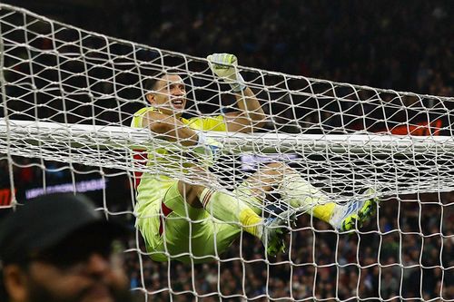Màn ăn mừng hoang dã của Emiliano Martinez