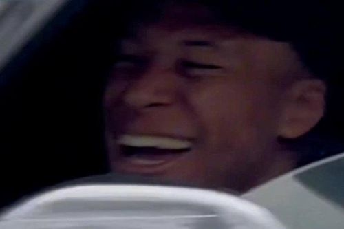 Mbappe cười tươi giữa tâm bão