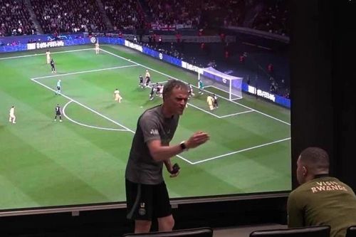 Khoảnh khắc HLV Enrique mắng xối xả Mbappe