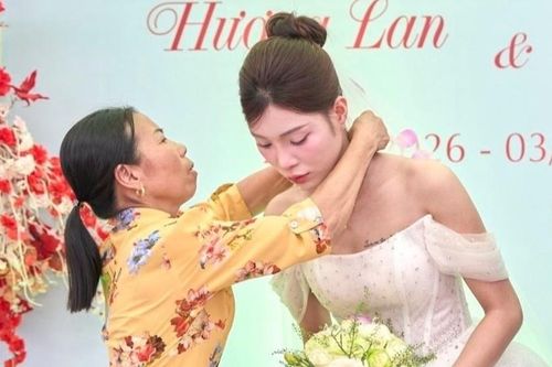 Bố mẹ chồng cũ làm 40 mâm cỗ gả con dâu tái hôn