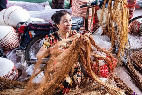 Ghé thăm phiên chợ nón làng Chuông