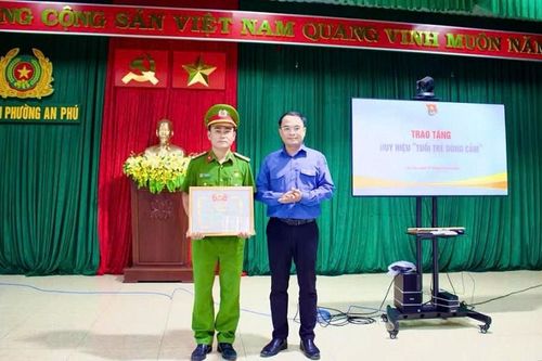 Gia Lai: Trao huy hiệu 'Tuổi trẻ dũng cảm' cho Đại úy cứu 2 cháu nhỏ khỏi đuối nước