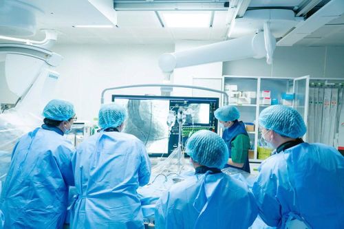Bệnh viện Việt - Hàn Đà Nẵng lần đầu thực hiện thành công kỹ thuật thay van động mạch chủ qua da
