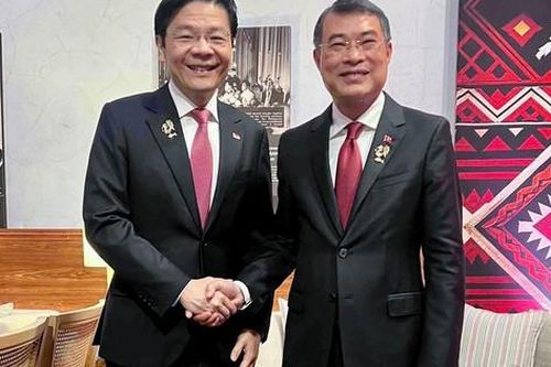 Thủ tướng Lê Minh Hưng gặp Thủ tướng Singapore Lawrence Wong