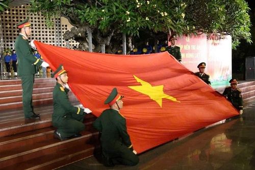 Cán bộ, chiến sĩ, nhân dân tỉnh Điện Biên thắp nến tri ân, tưởng nhớ các anh hùng, liệt sĩ