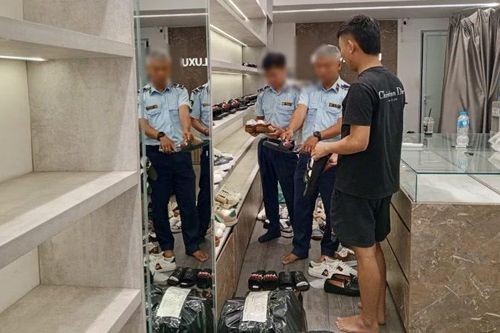 Kiểm tra cửa hàng kinh doanh sản phẩm thời trang giả mạo nhãn hiệu tại Hà Nội