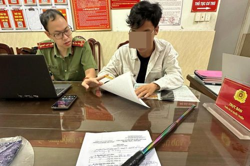 Tàng trữ công cụ hỗ trợ trái phép