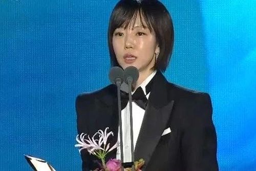 Nổi bật với bộ Tuxedo trên thảm đỏ, Im Soo Jung đã giành giải 'Nữ diễn viên phụ xuất sắc nhất' tại 'Baeksang lần thứ 62'
