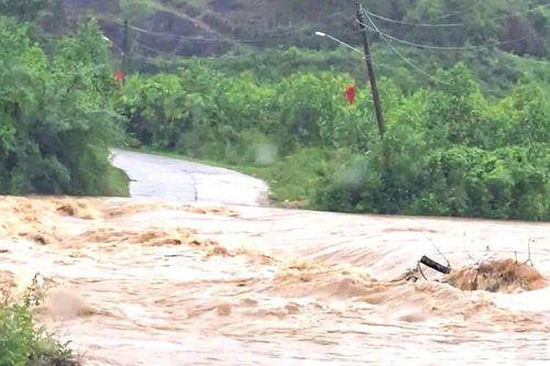 Nhiều cầu, ngầm tràn ở xã Sơn Lâm (Nghệ An) bị ngập sâu do mưa lớn