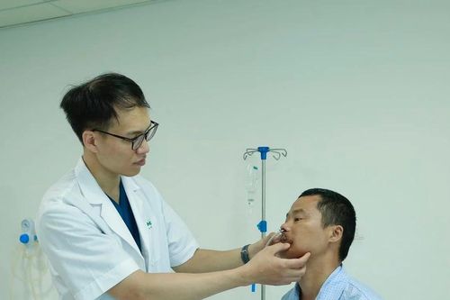 Bác sĩ tái tạo môi cho bệnh nhân bị người thân cắn đứt