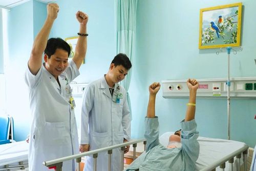 Thanh niên 35 tuổi đột ngột ngã quỵ do máu tụy ngoài màng tủy