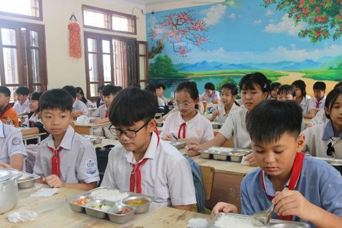 Vượt khó chăm lo bữa trưa cho học trò vùng biên